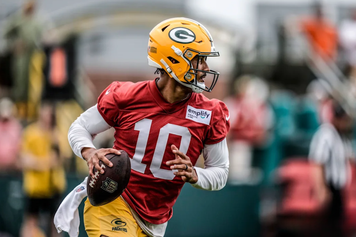 O quarterback Jordan Love está transformando sua contagem de snap em uma verdadeira arma nos treinos do Green Bay Packers. Durante a sessão de 1h54 de prática desta semana, Love conseguiu fazer a defesa adversária cometer dois erros com sua cadência vocal